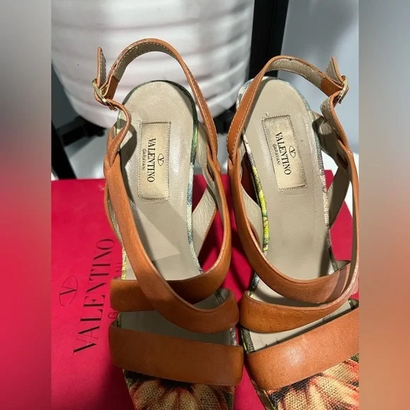 Valentino wedges .‎ Size 7.5